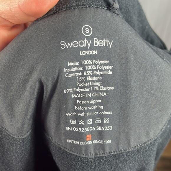 Sweaty Betty Fast Track Thermal Running Jacket in Black. - Picture 9 of 11